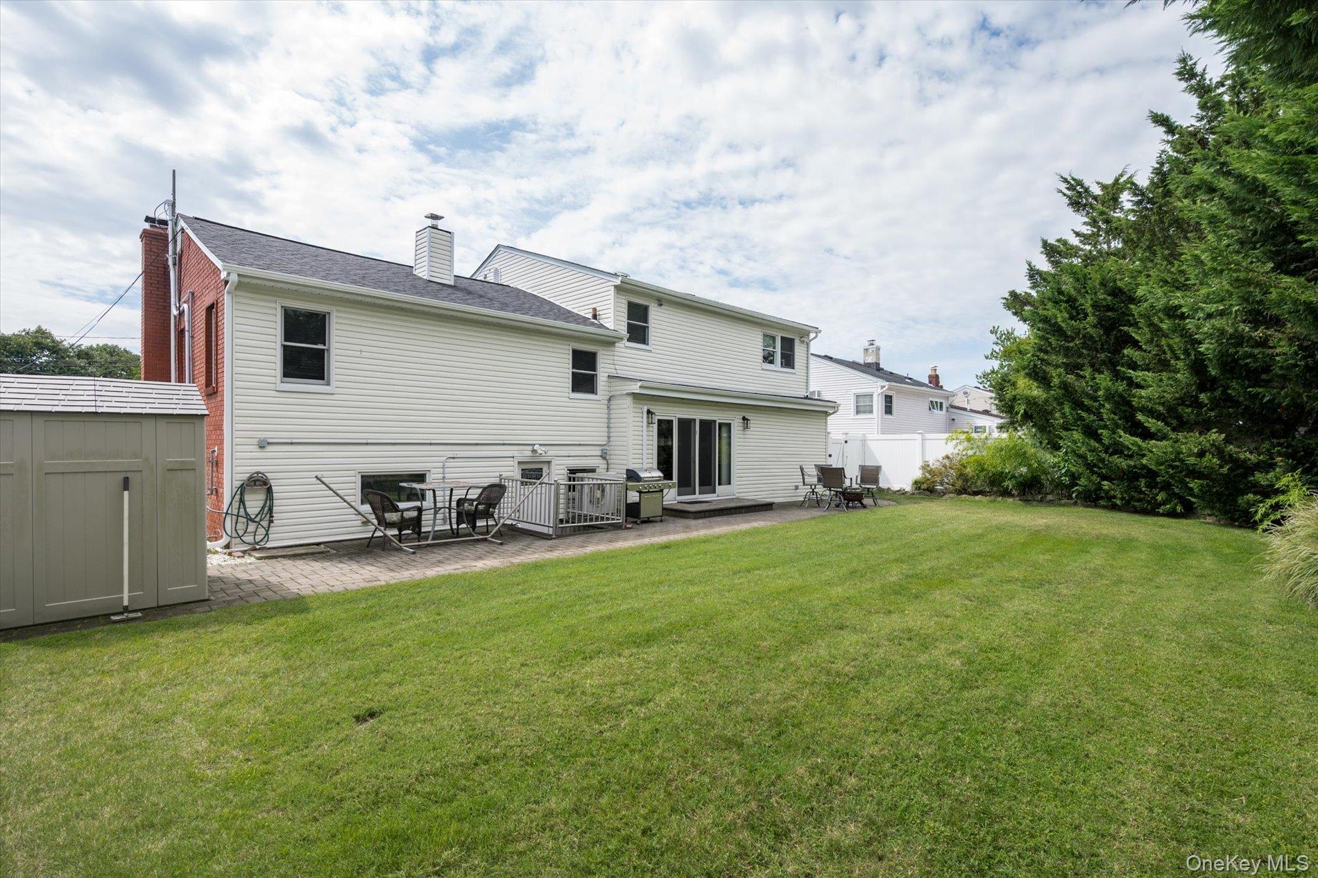 40 Bayview Place, Massapequa, NY 11758