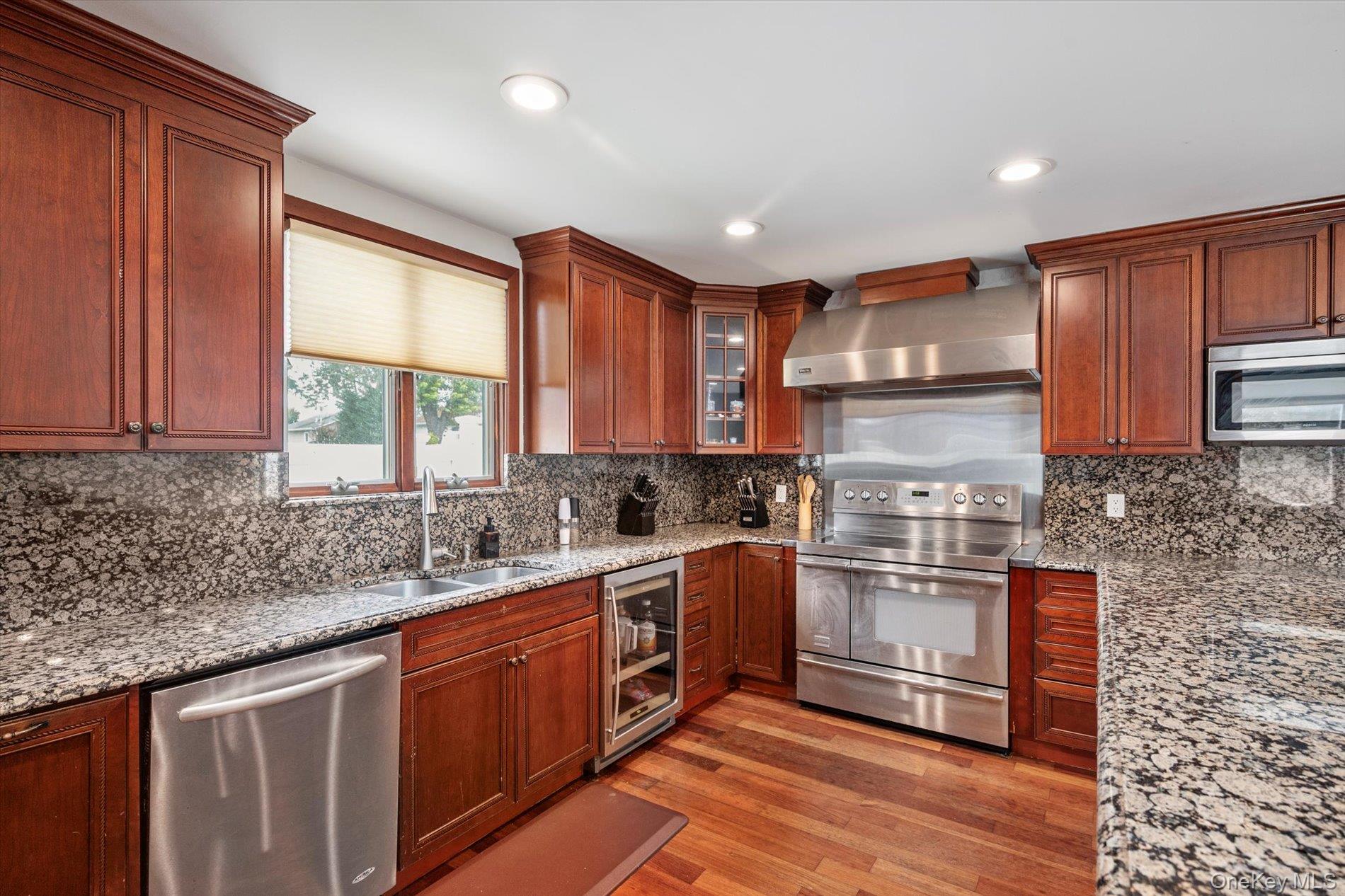 40 Bayview Place, Massapequa, NY 11758