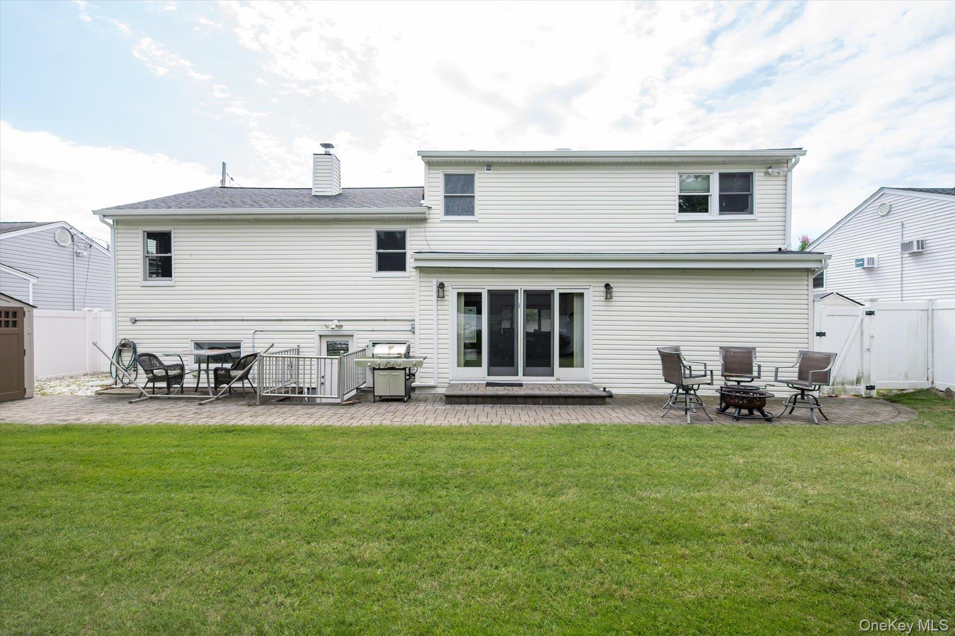 40 Bayview Place, Massapequa, NY 11758