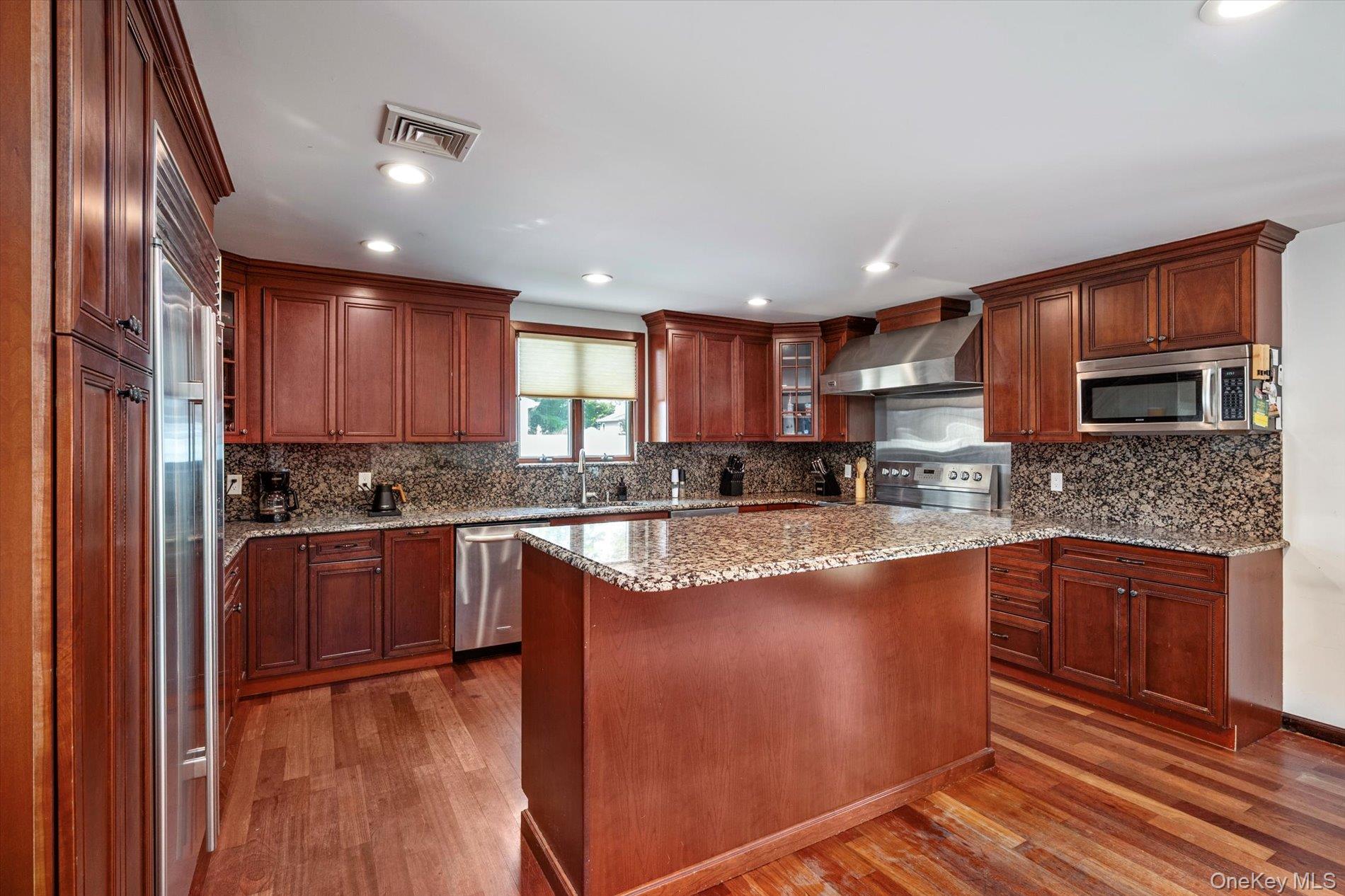 40 Bayview Place, Massapequa, NY 11758