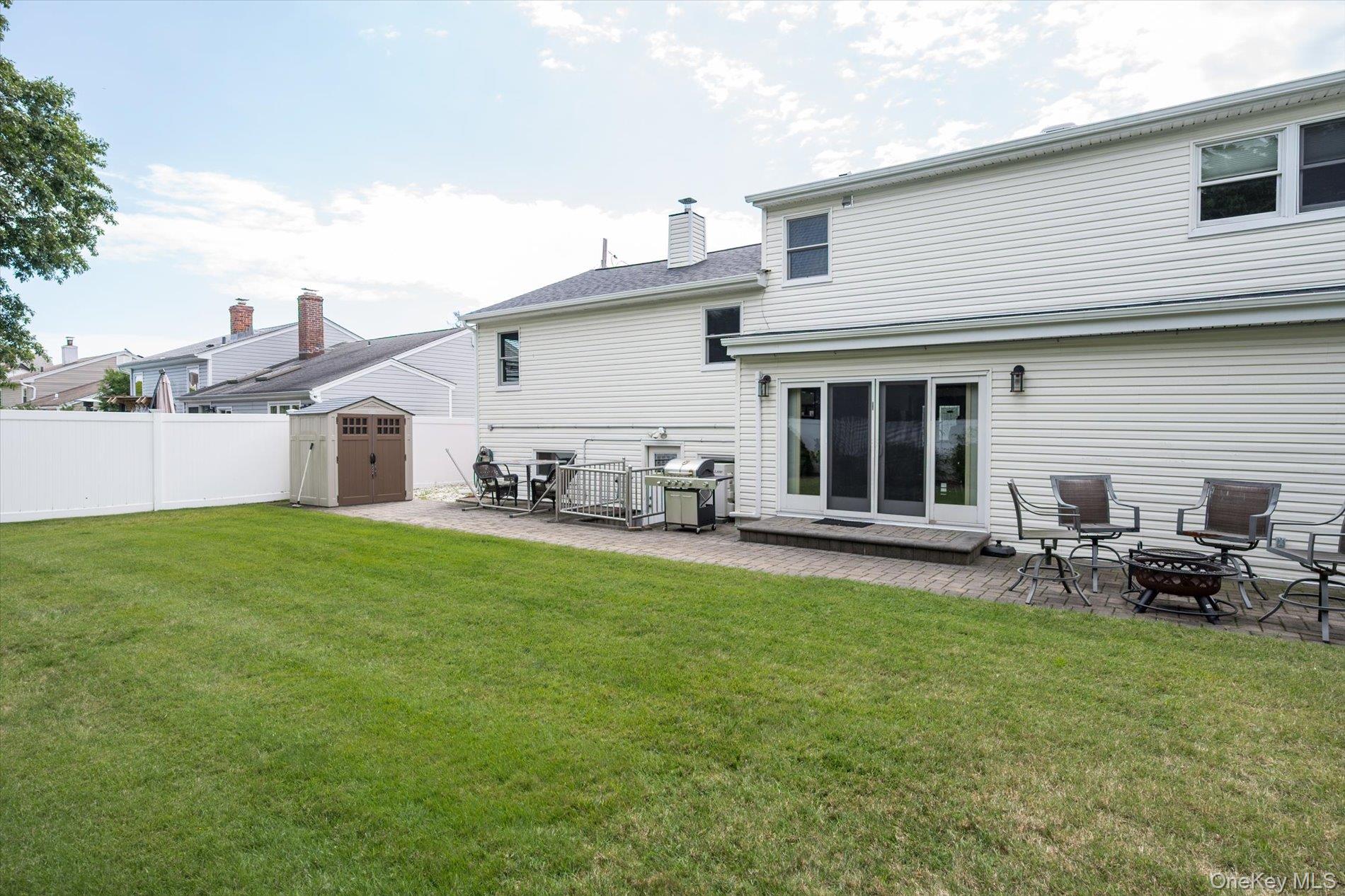 40 Bayview Place, Massapequa, NY 11758