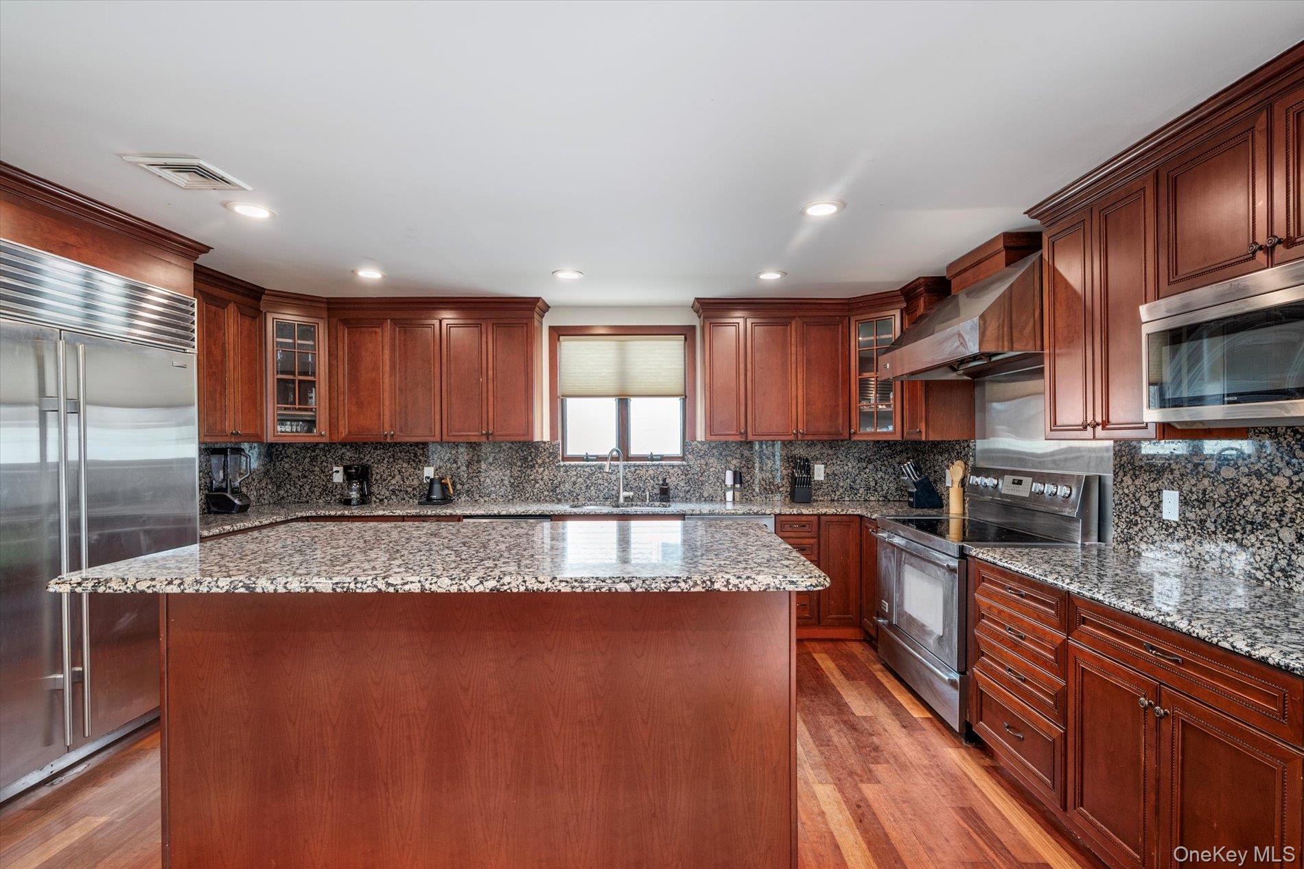 40 Bayview Place, Massapequa, NY 11758