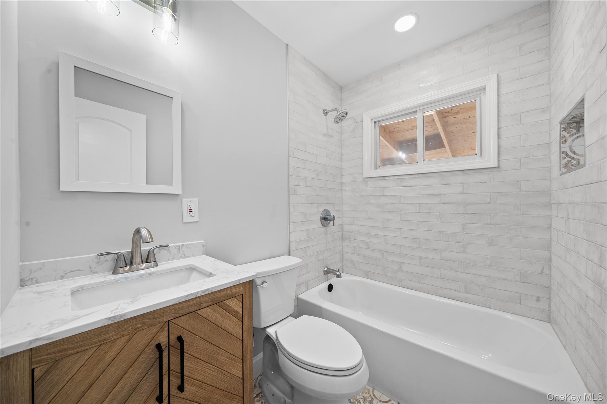 14 21st Avenue, Bay Shore, NY 11706