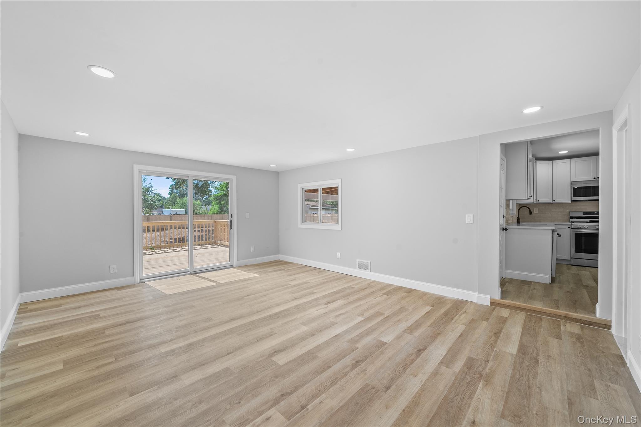 14 21st Avenue, Bay Shore, NY 11706