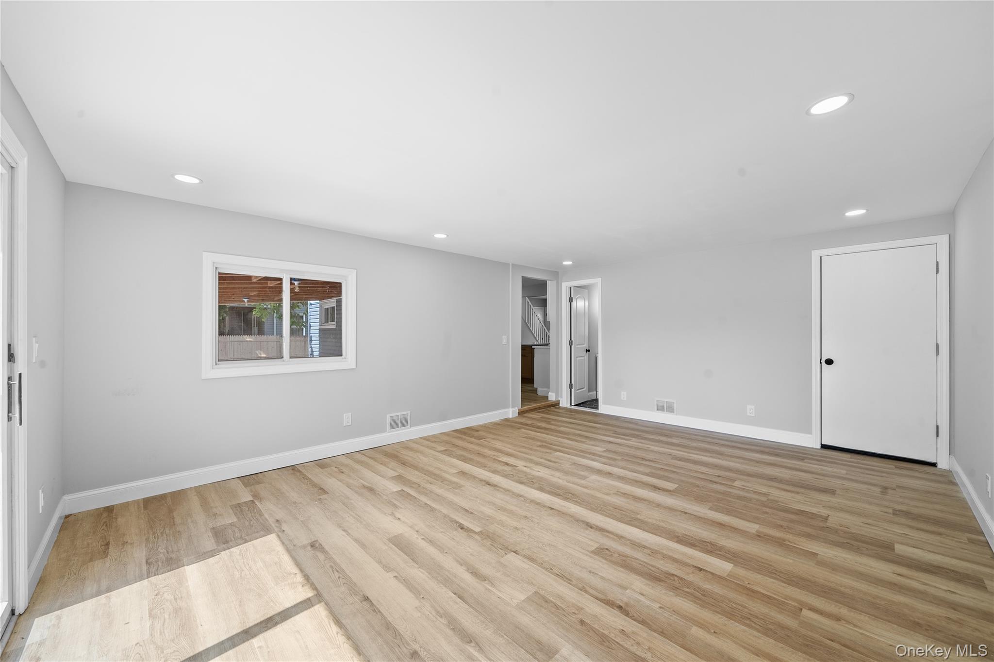 14 21st Avenue, Bay Shore, NY 11706