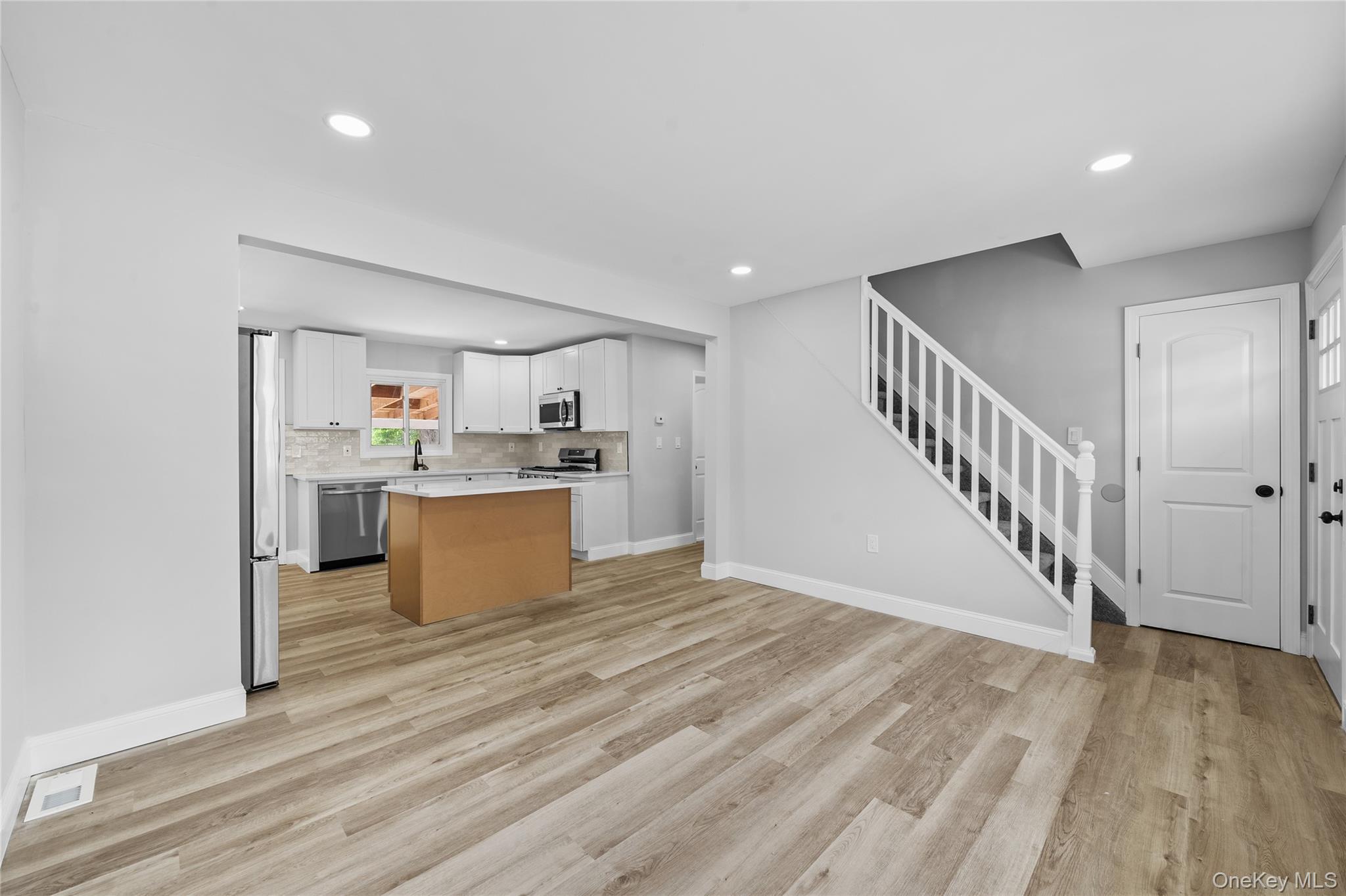 14 21st Avenue, Bay Shore, NY 11706