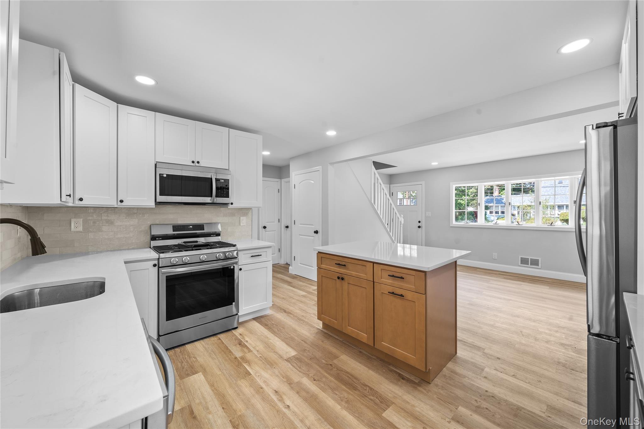 14 21st Avenue, Bay Shore, NY 11706