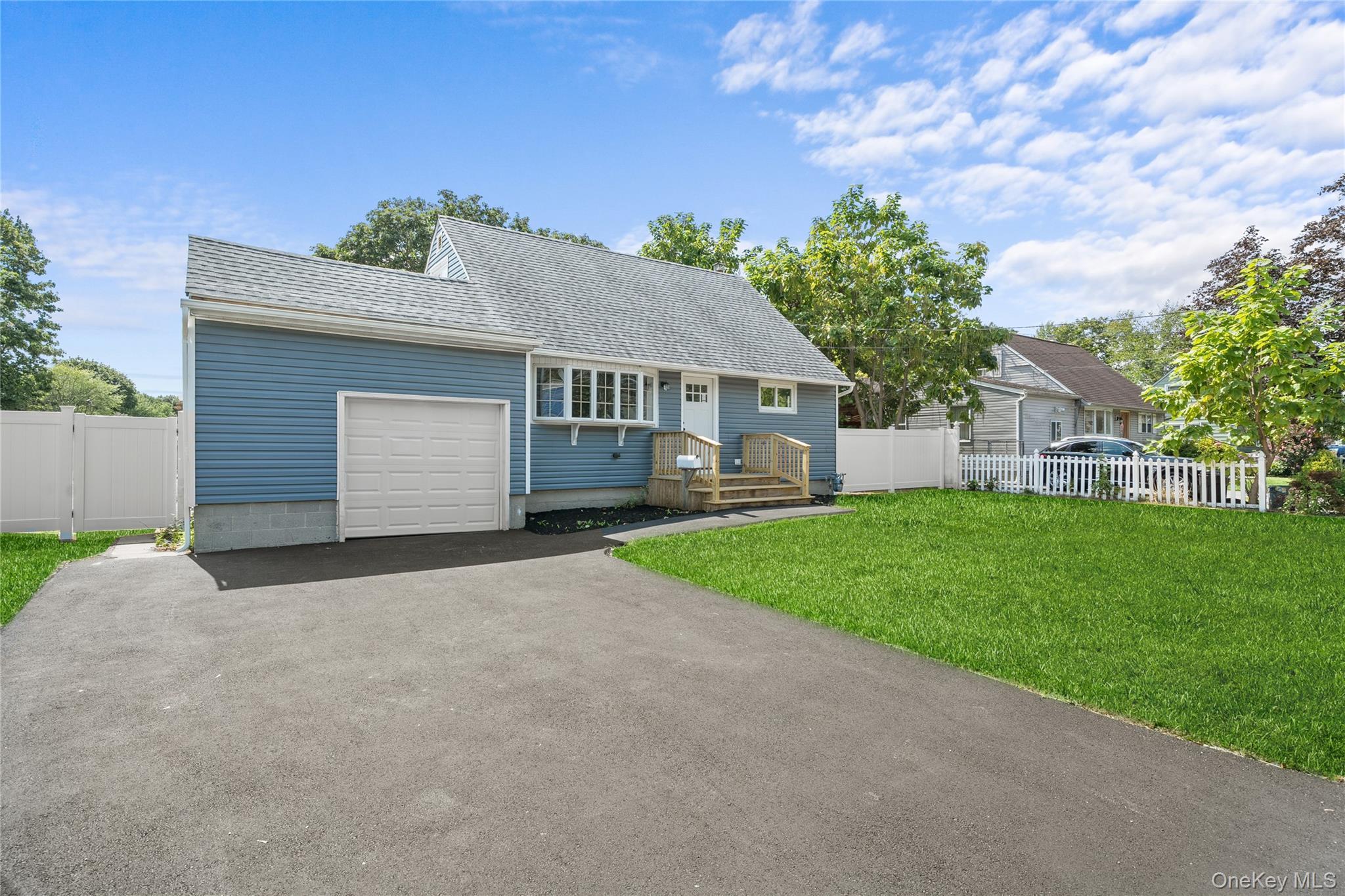 14 21st Avenue, Bay Shore, NY 11706