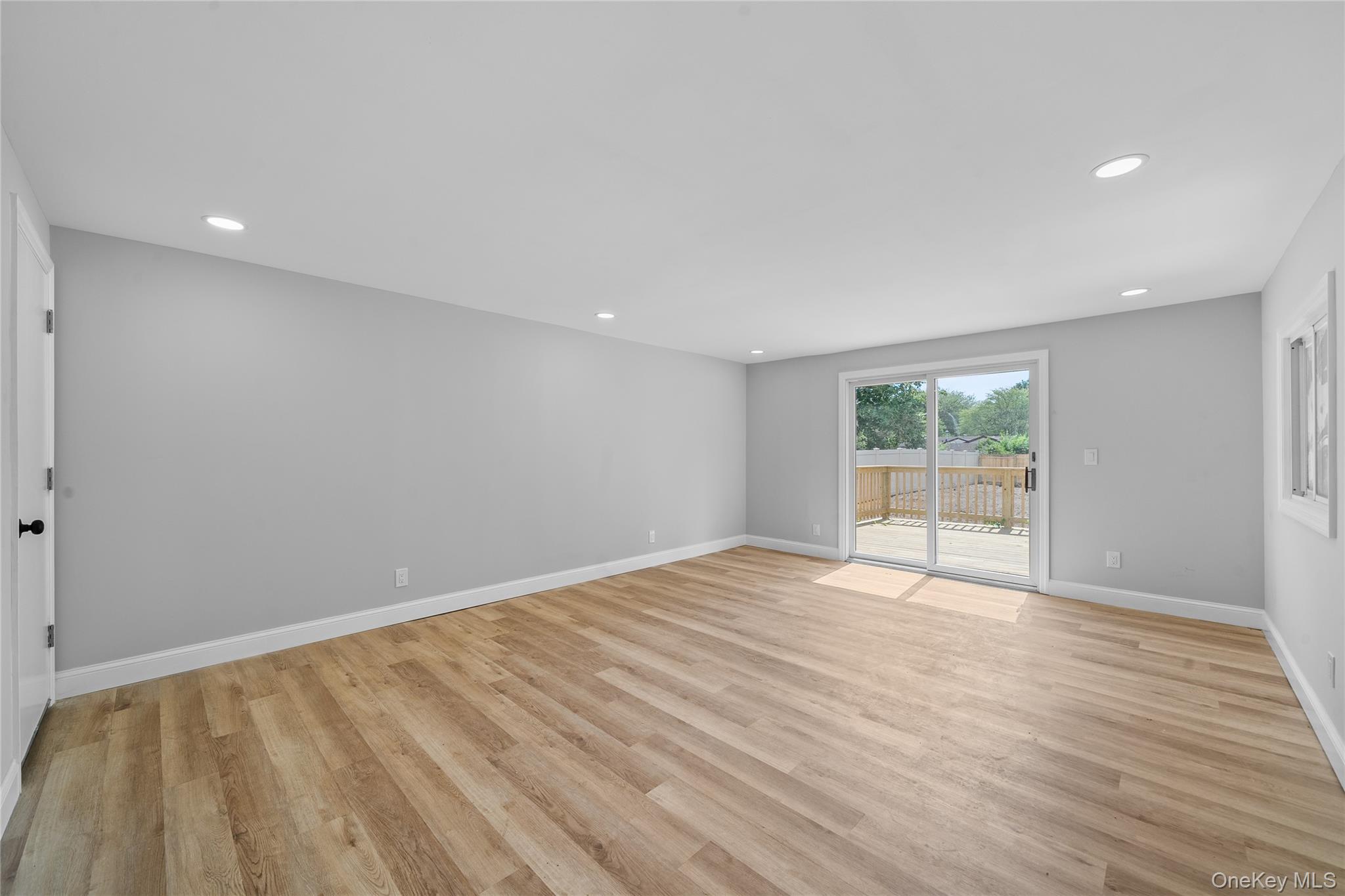 14 21st Avenue, Bay Shore, NY 11706