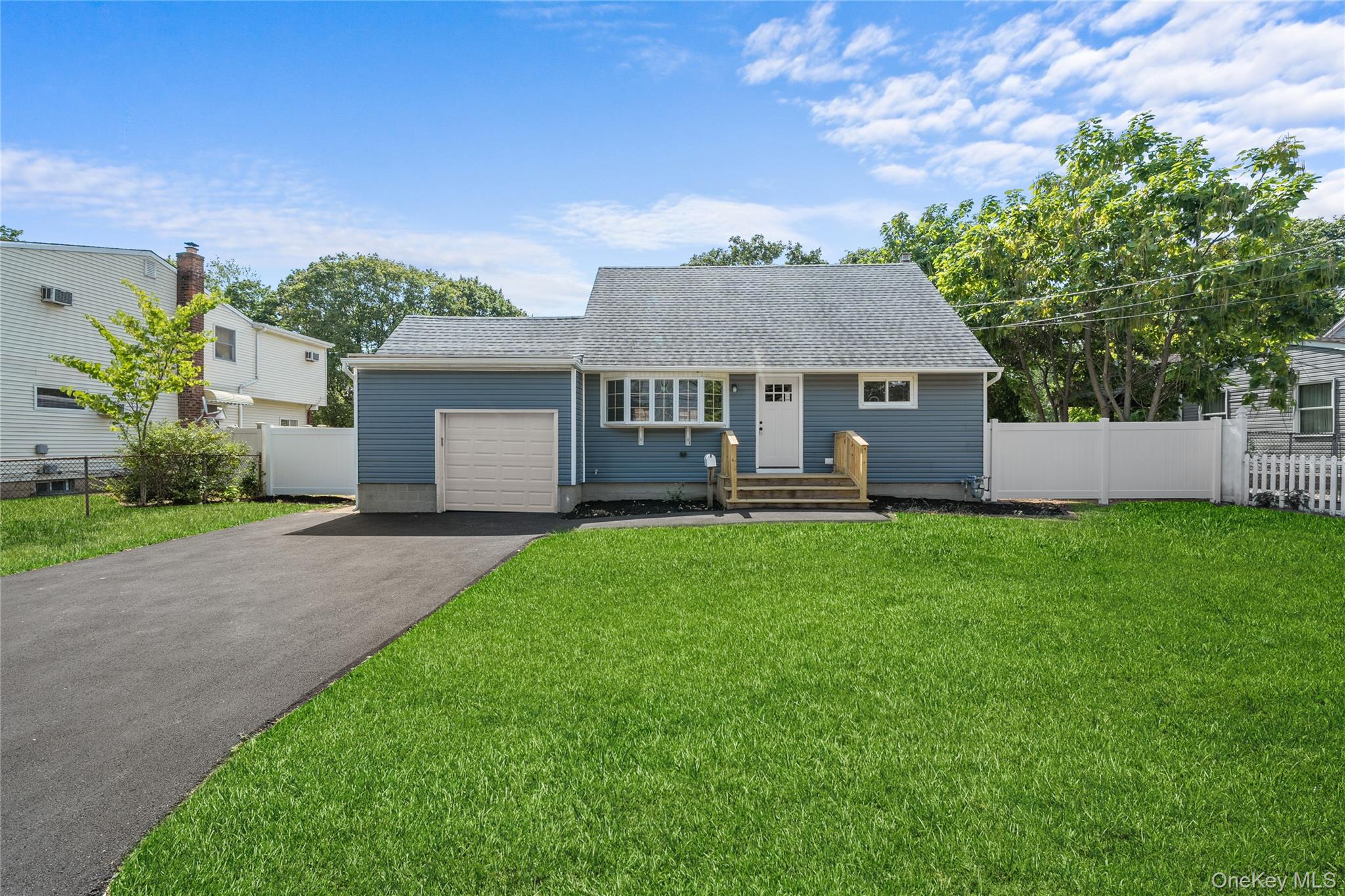 14 21st Avenue, Bay Shore, NY 11706