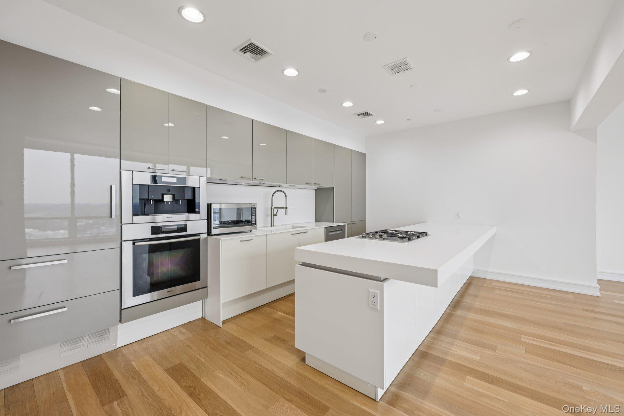 1 Renaissance Square # PH40C, White Plains, NY 10601