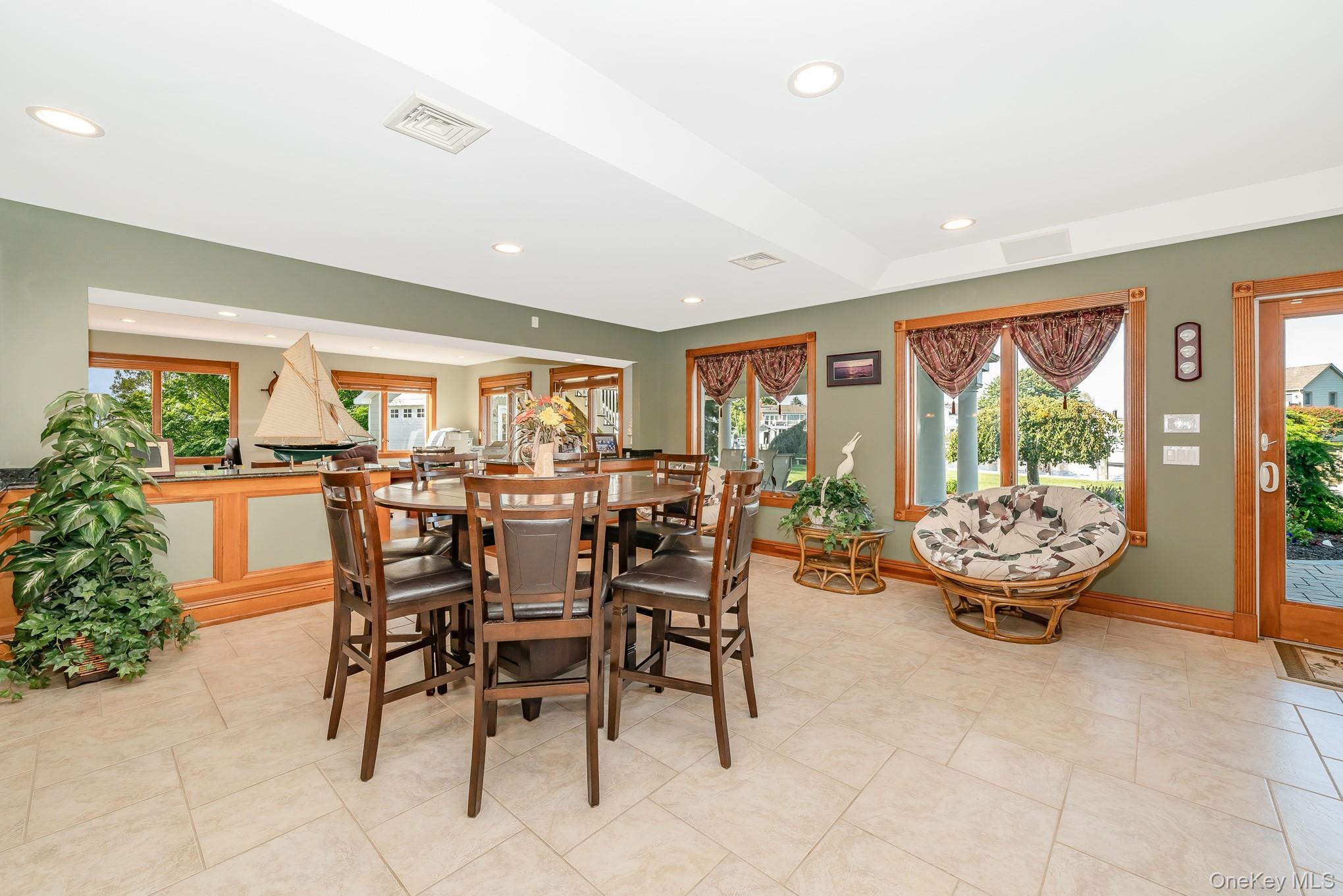 43 Duck Lane, West Islip, NY 11795