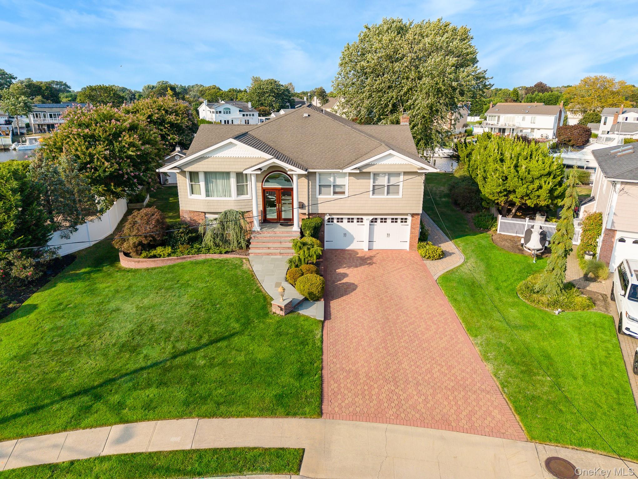 43 Duck Lane, West Islip, NY 11795