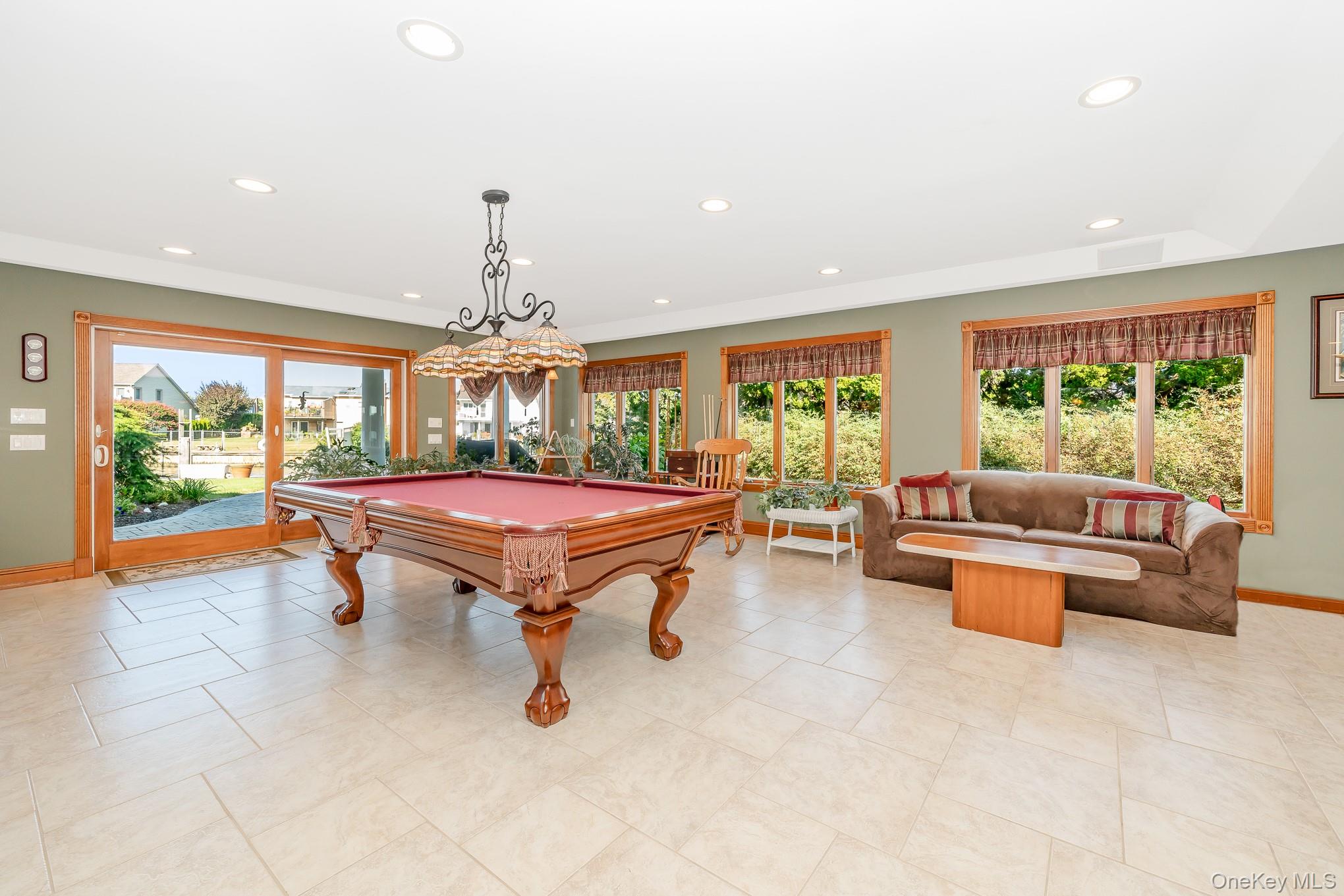 43 Duck Lane, West Islip, NY 11795