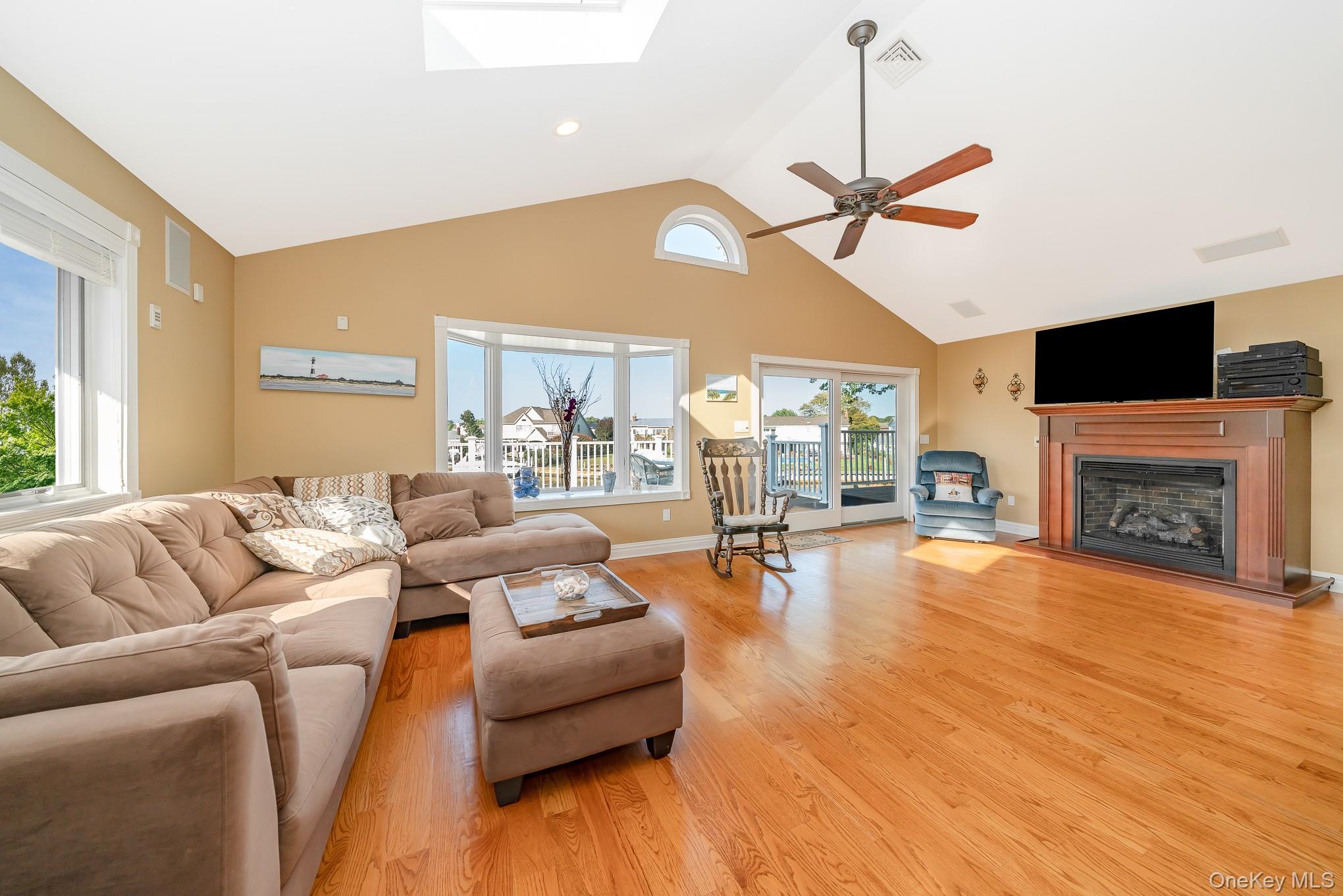 43 Duck Lane, West Islip, NY 11795