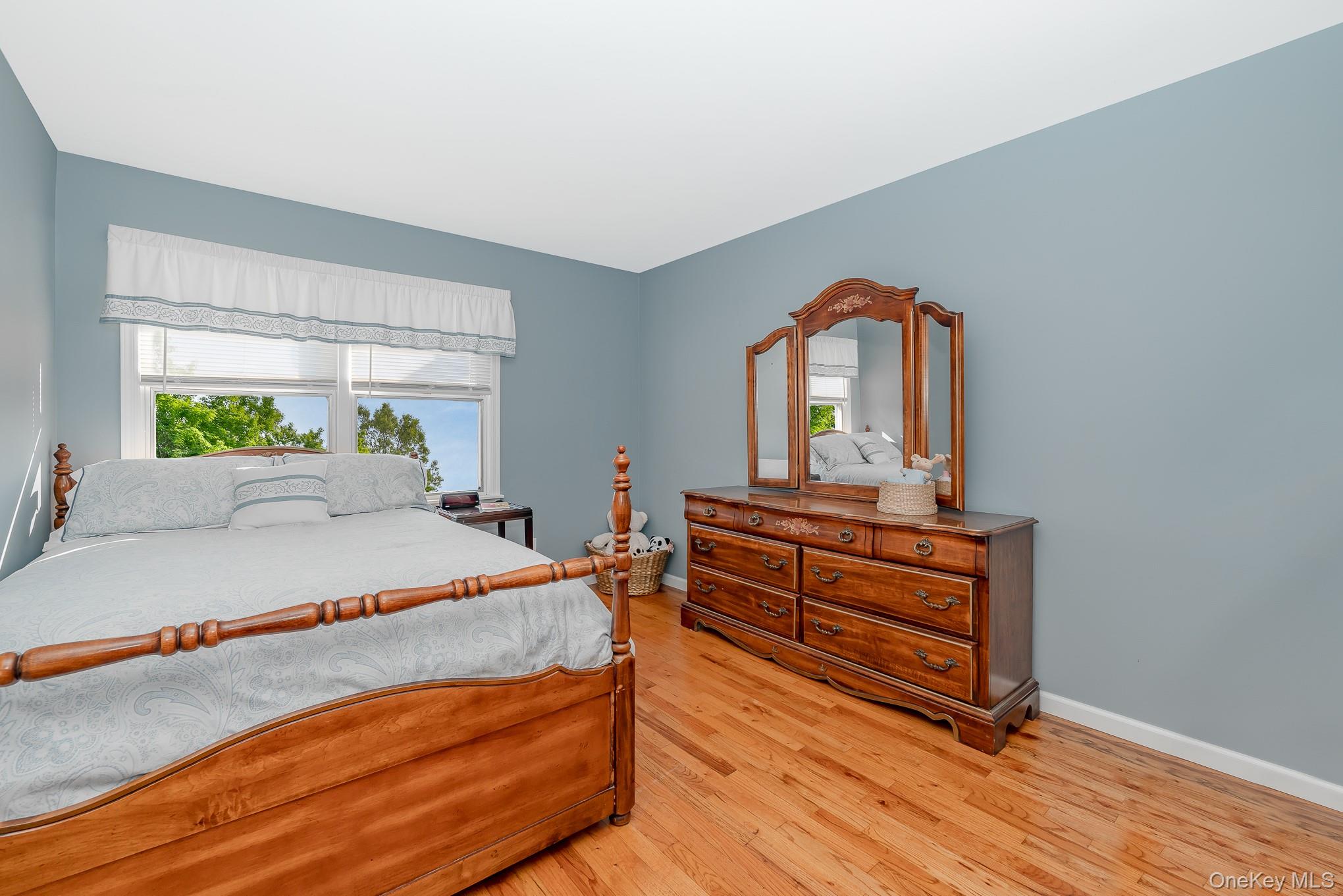 43 Duck Lane, West Islip, NY 11795