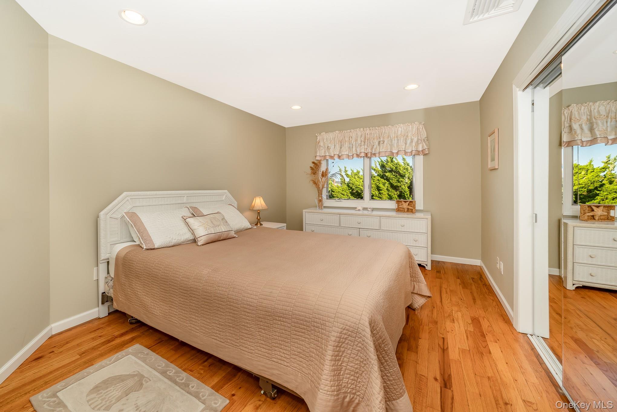 43 Duck Lane, West Islip, NY 11795