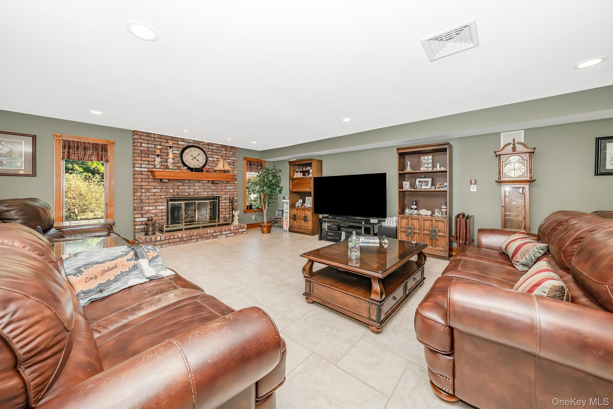 43 Duck Lane, West Islip, NY 11795