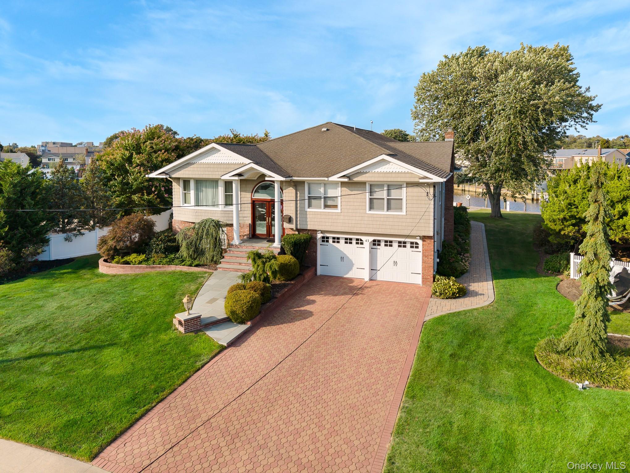 43 Duck Lane, West Islip, NY 11795