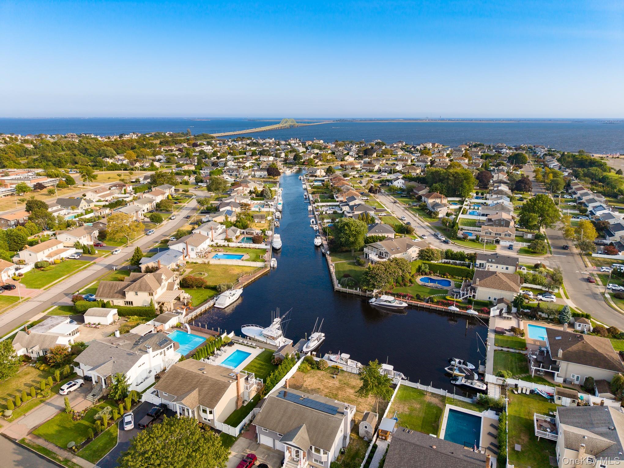 43 Duck Lane, West Islip, NY 11795