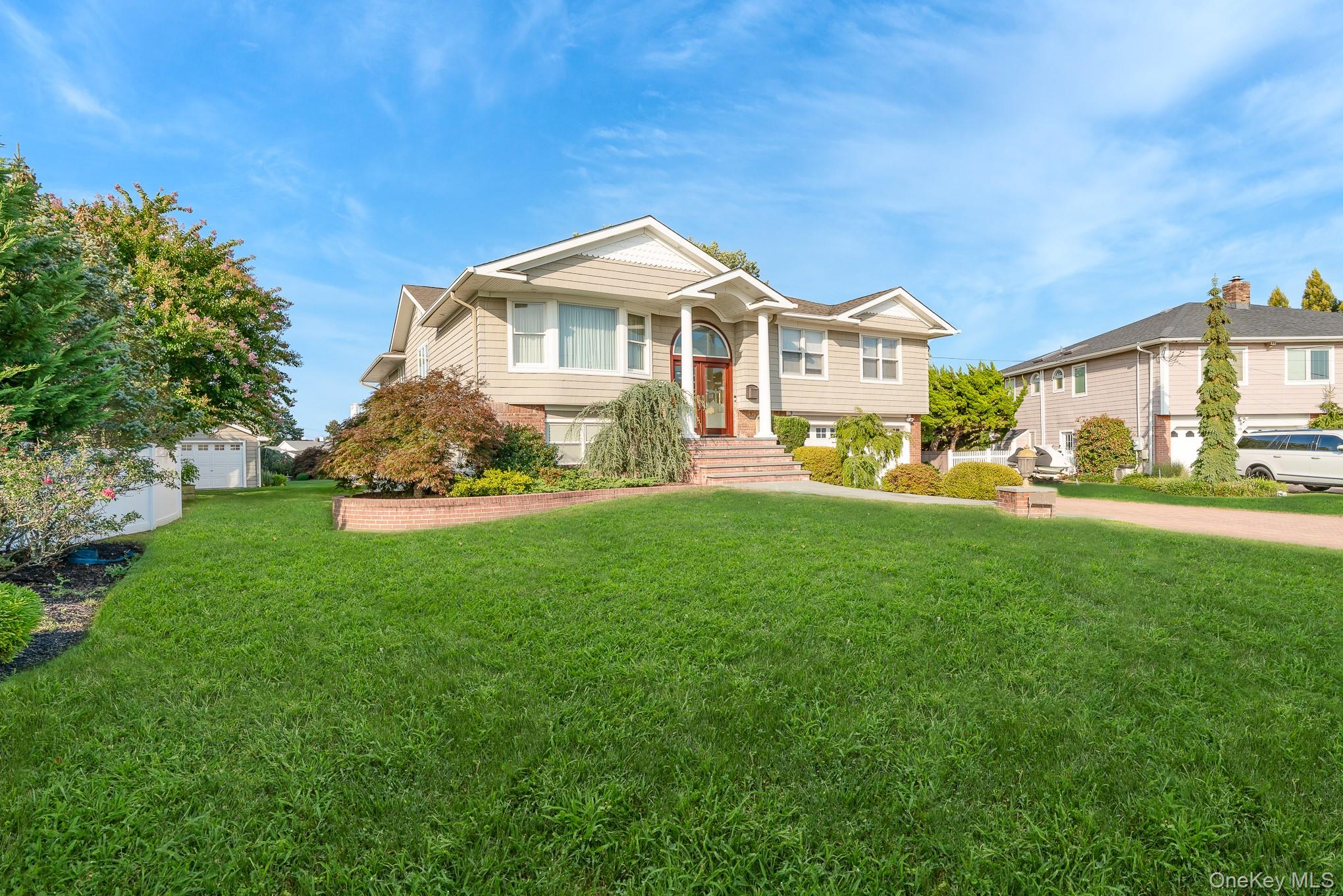 43 Duck Lane, West Islip, NY 11795