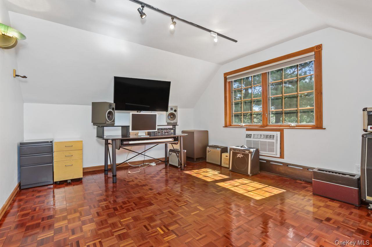 889 James Street, Pelham, NY 10803