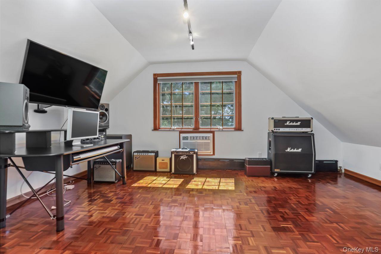 889 James Street, Pelham, NY 10803