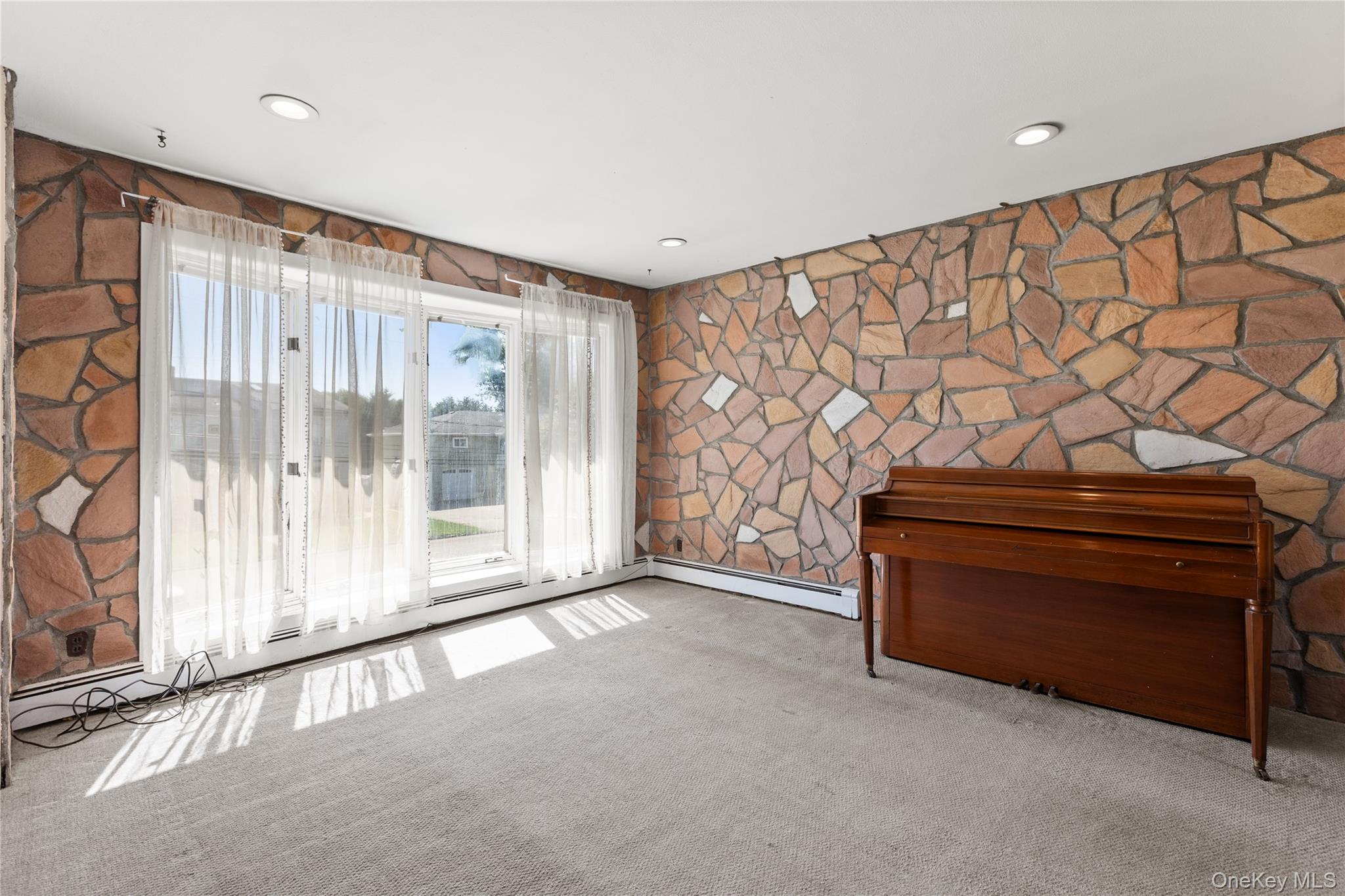 10 Pine Place, Lindenhurst, NY 11757