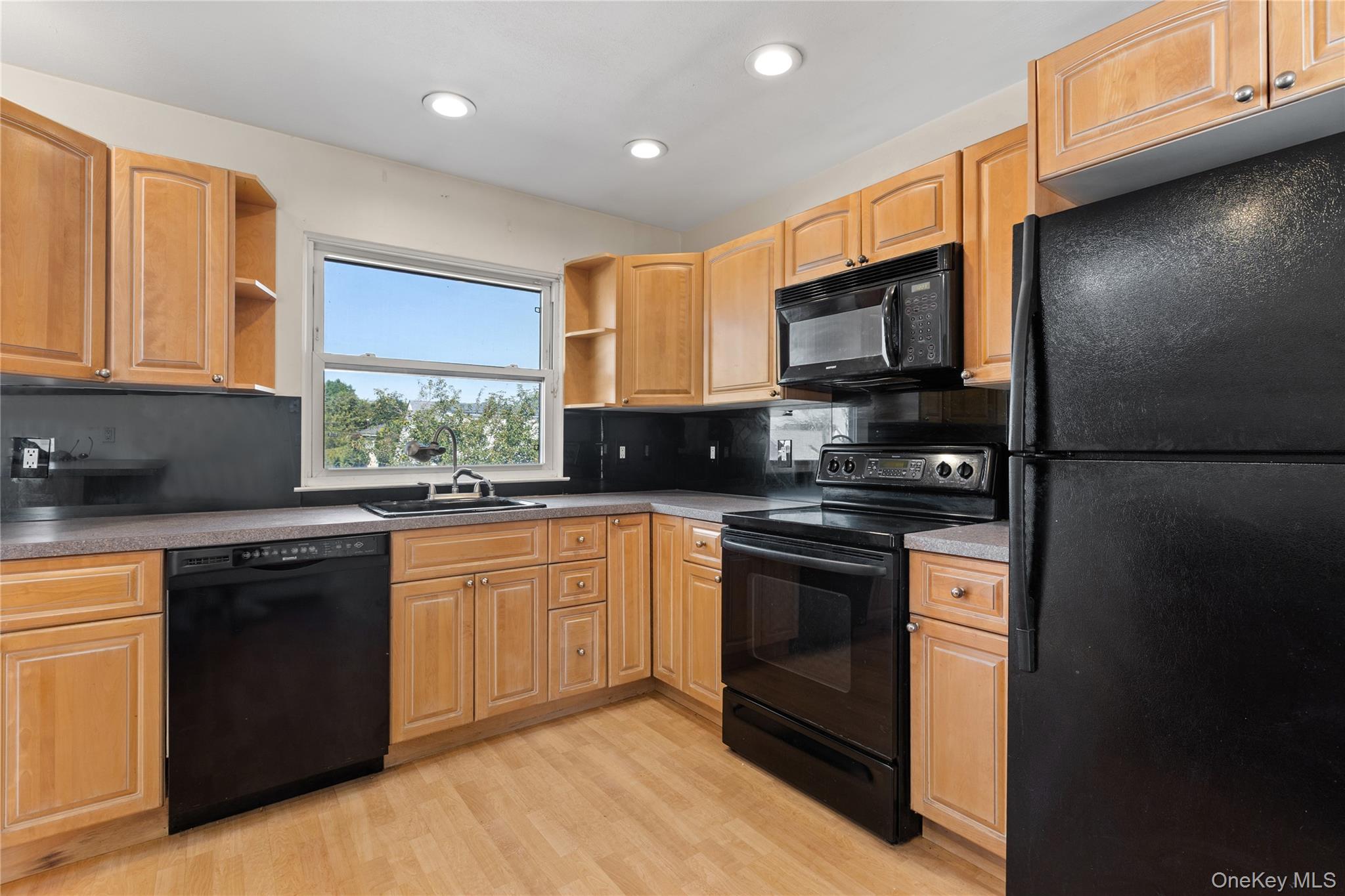 10 Pine Place, Lindenhurst, NY 11757