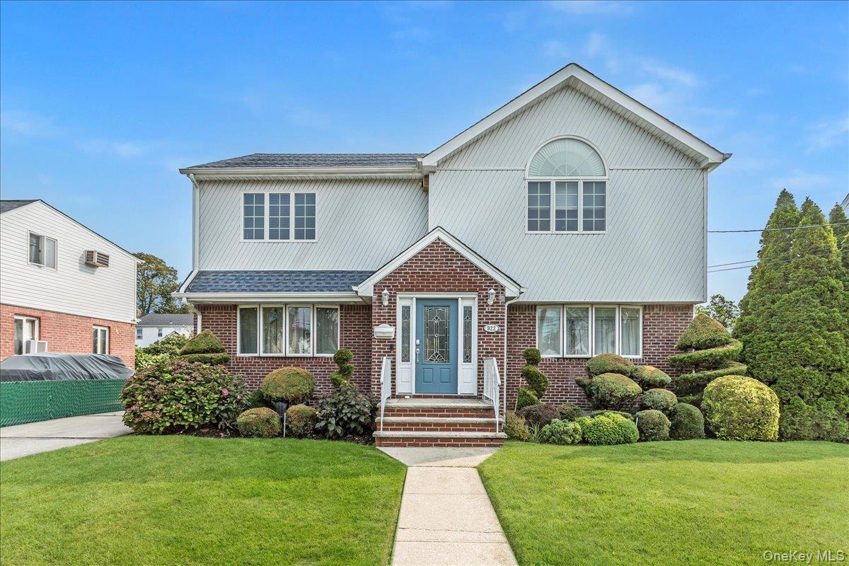 922 N 1st Street, New Hyde Park, NY 11040