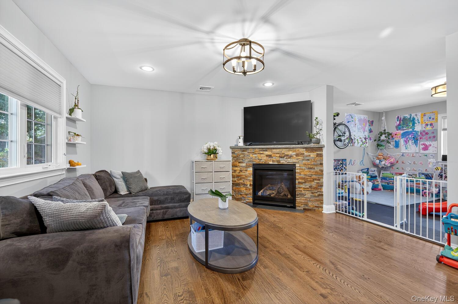 10 Lee Gray Court, Glen Cove, NY 11542