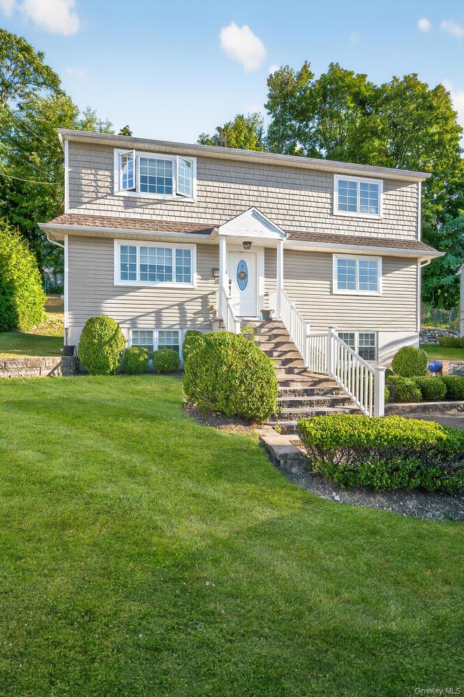 10 Lee Gray Court, Glen Cove, NY 11542