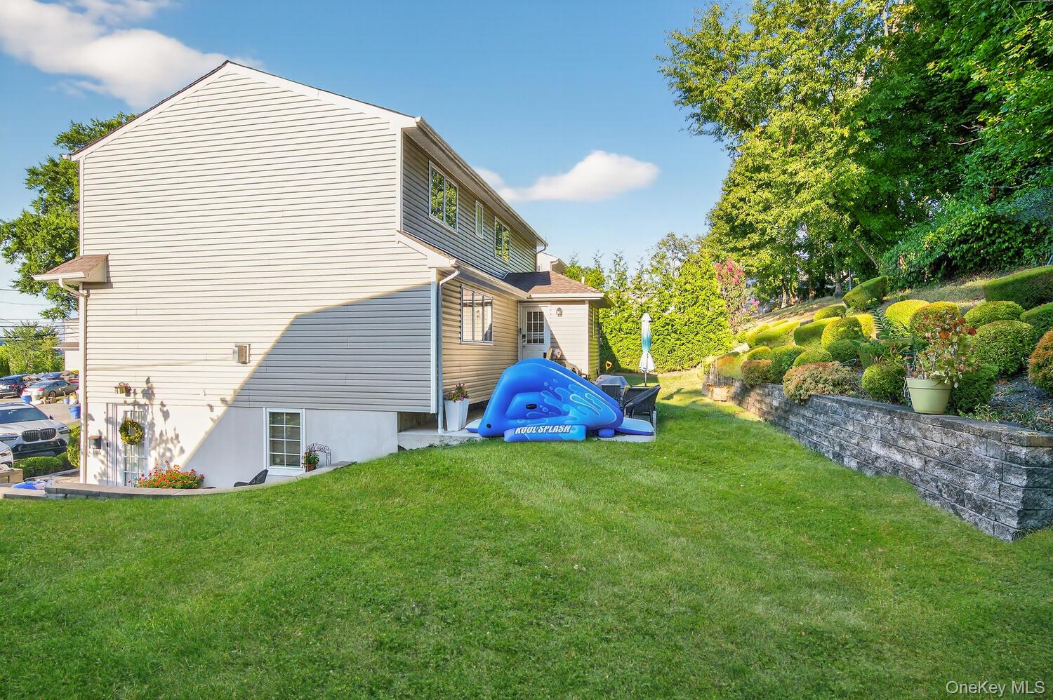 10 Lee Gray Court, Glen Cove, NY 11542