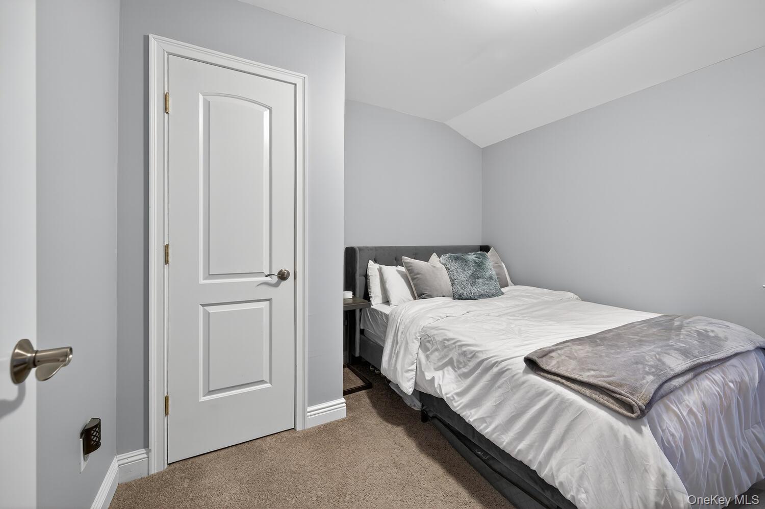 10 Lee Gray Court, Glen Cove, NY 11542