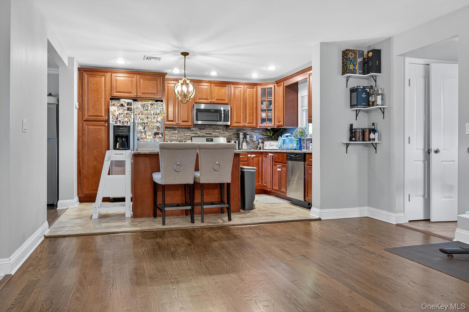 10 Lee Gray Court, Glen Cove, NY 11542