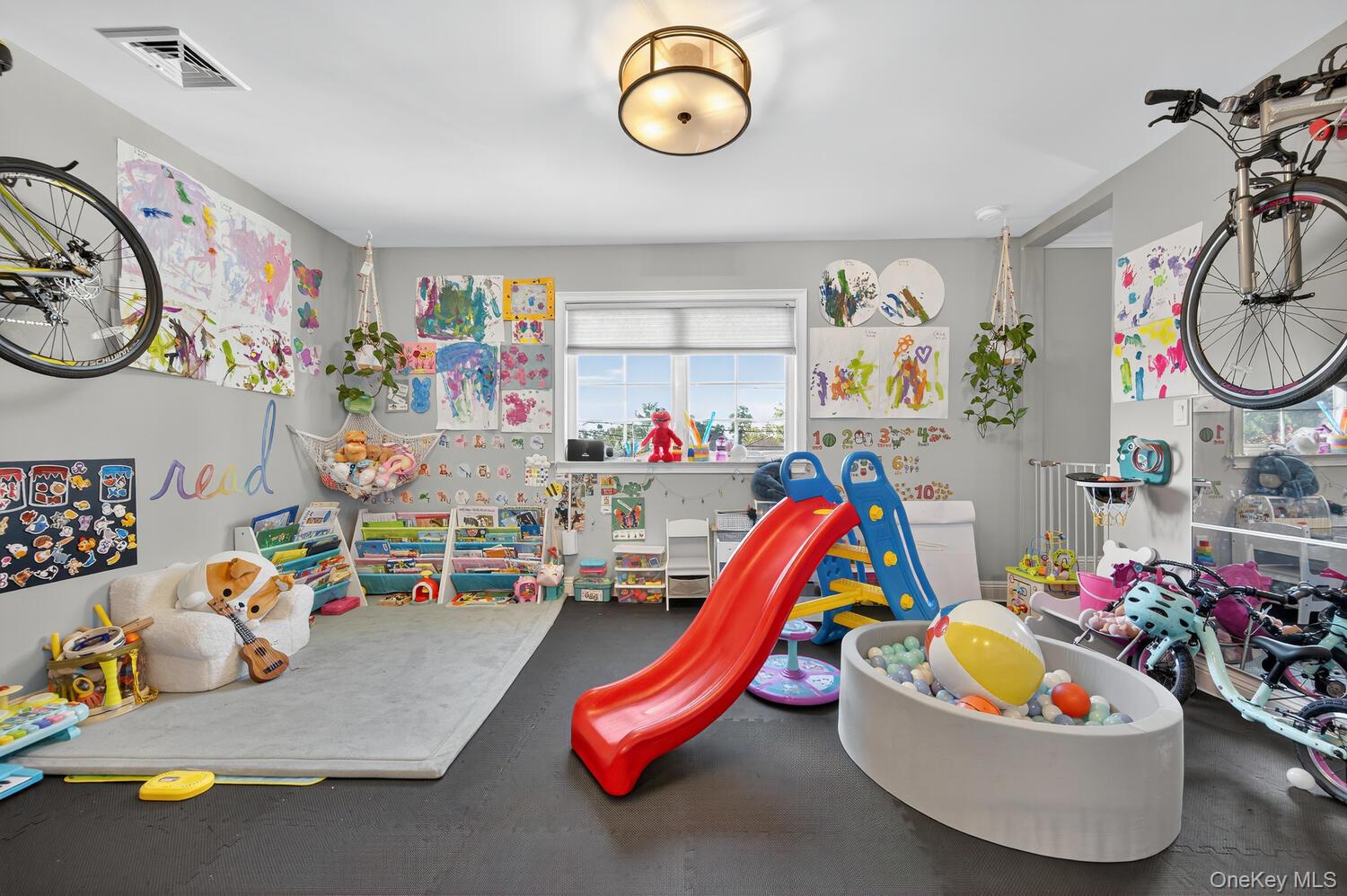 10 Lee Gray Court, Glen Cove, NY 11542