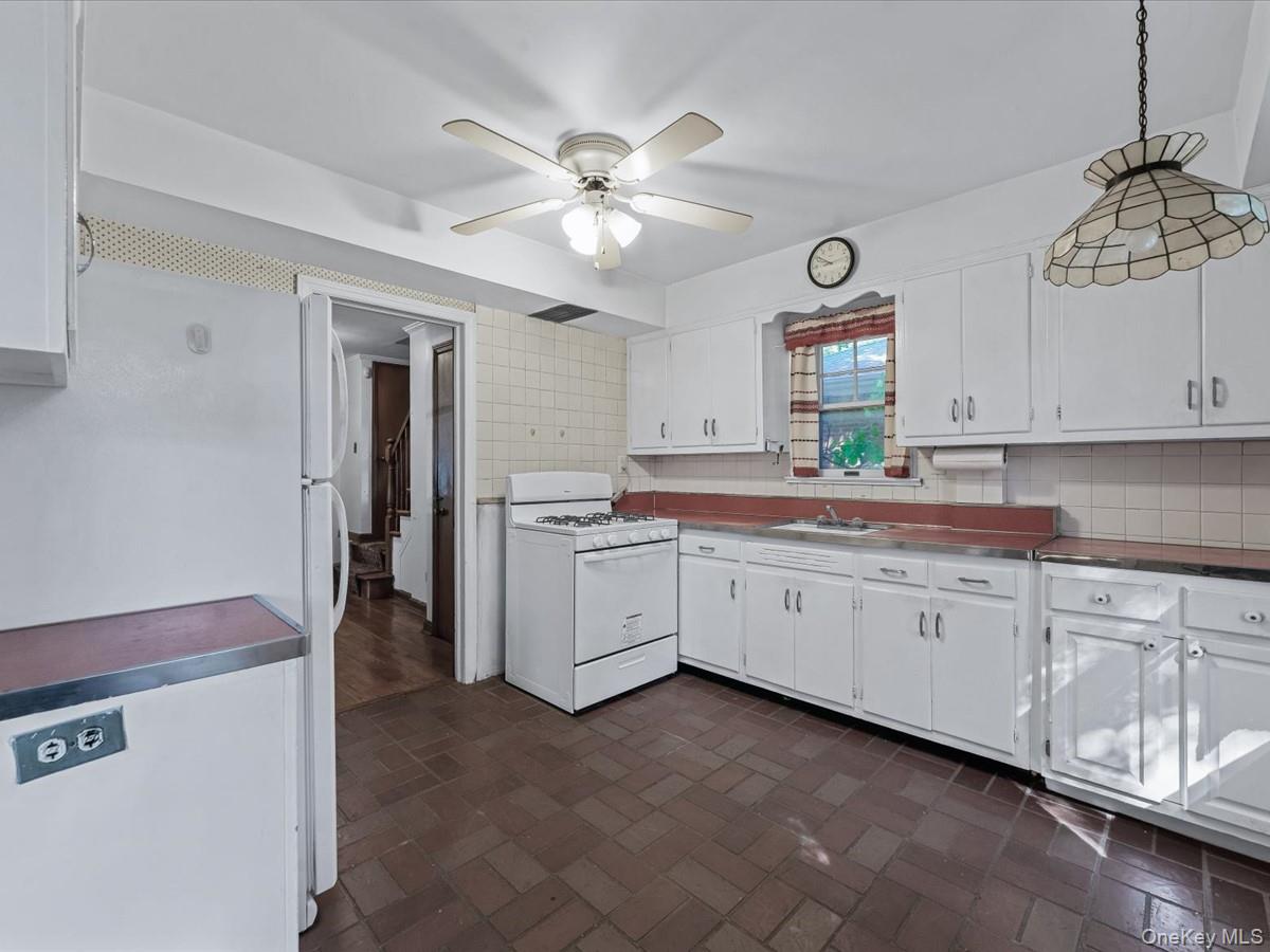 85-65 262nd Street, Floral Park, NY 11001