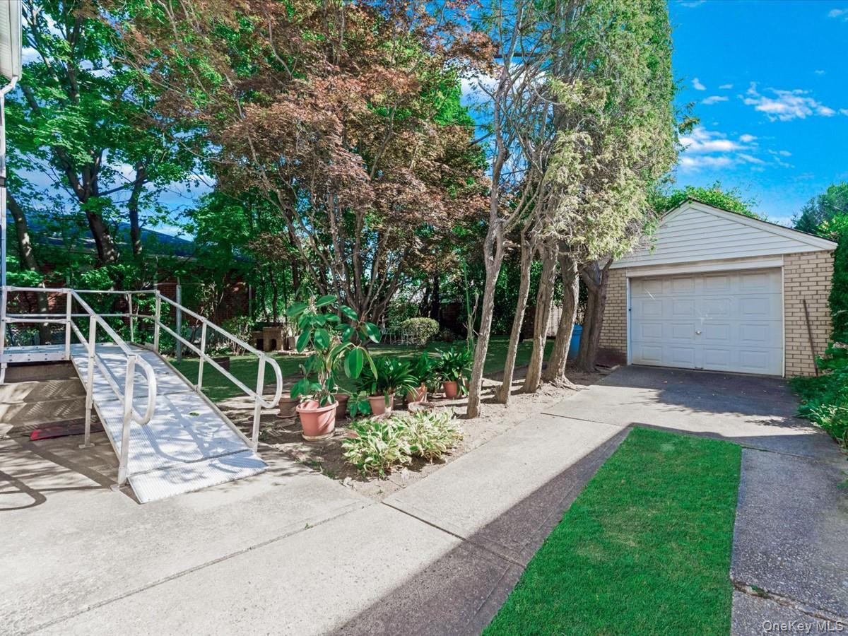 85-65 262nd Street, Floral Park, NY 11001