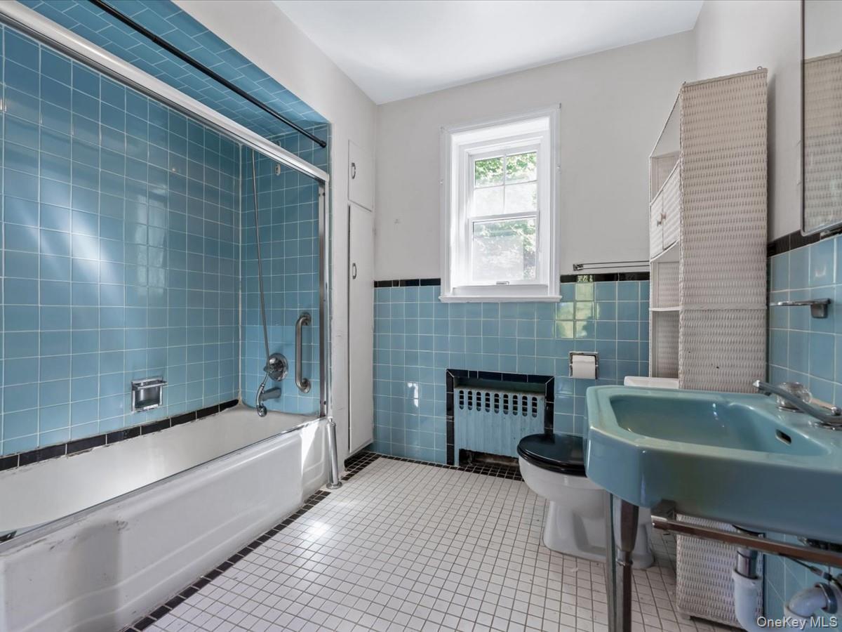 85-65 262nd Street, Floral Park, NY 11001