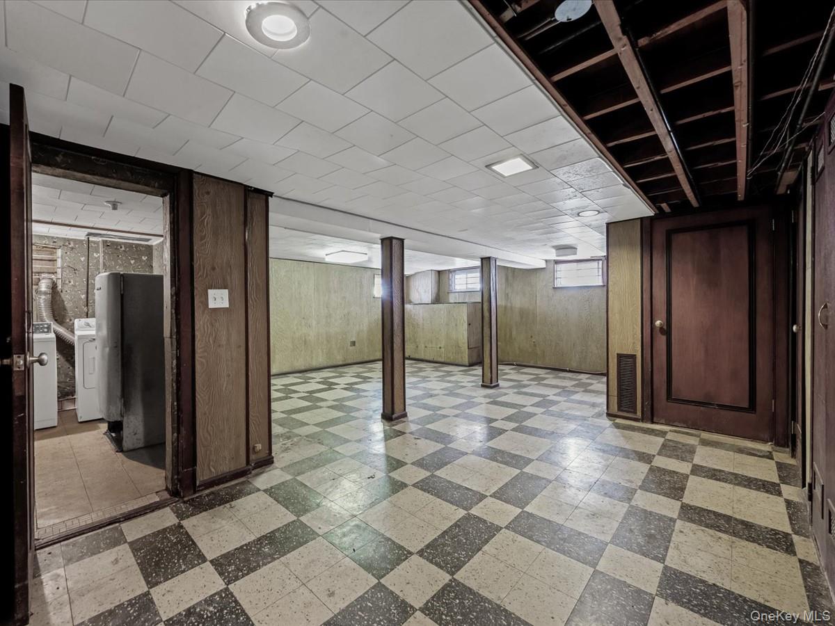 85-65 262nd Street, Floral Park, NY 11001