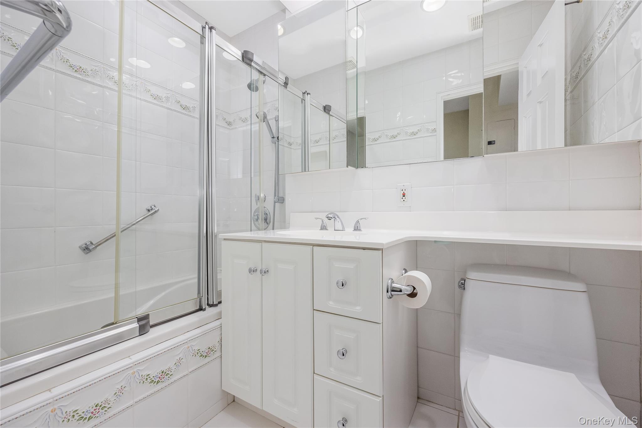 25 Canterbury Road # 3F, Great Neck, NY 11021