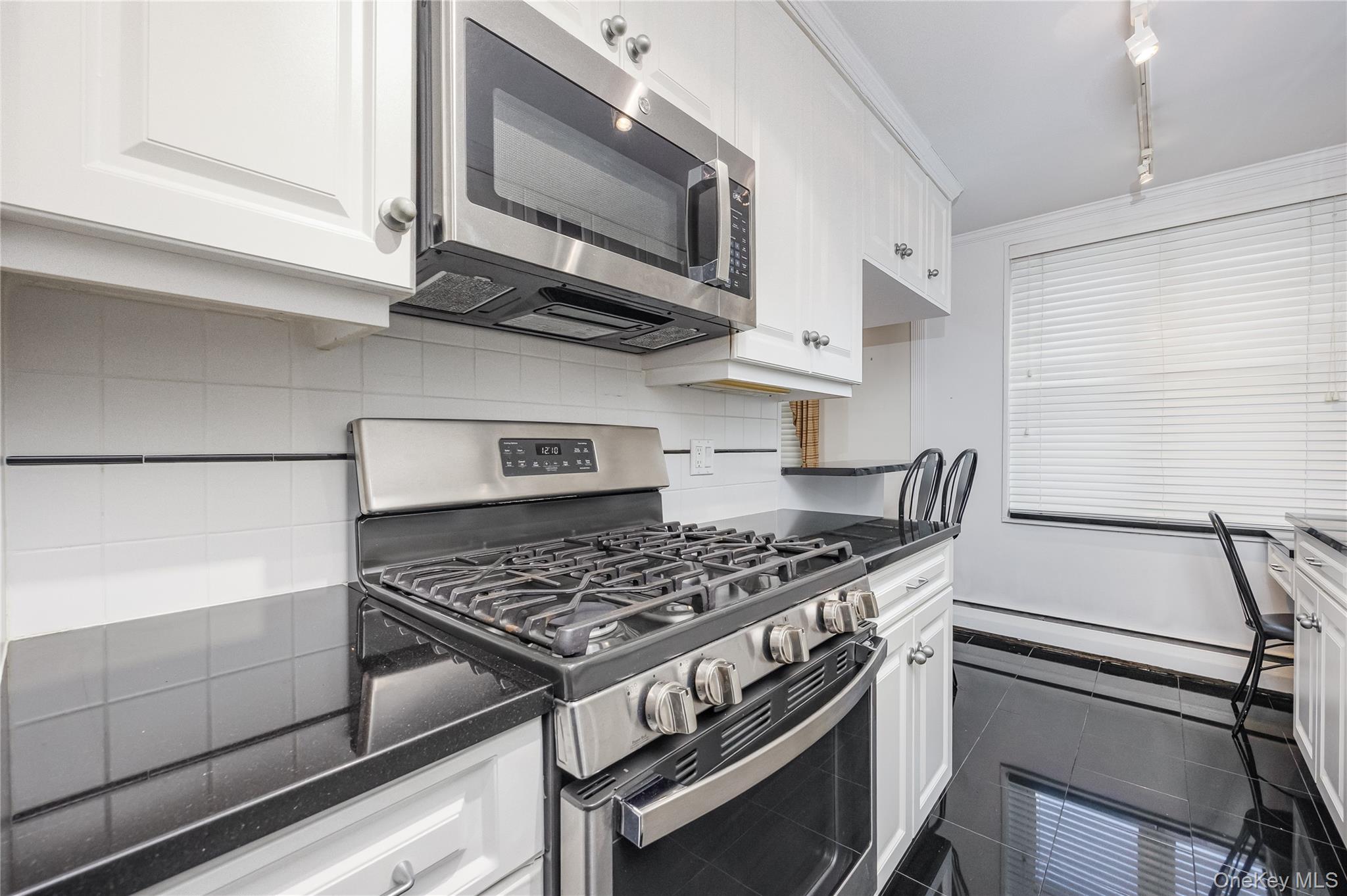 25 Canterbury Road # 3F, Great Neck, NY 11021