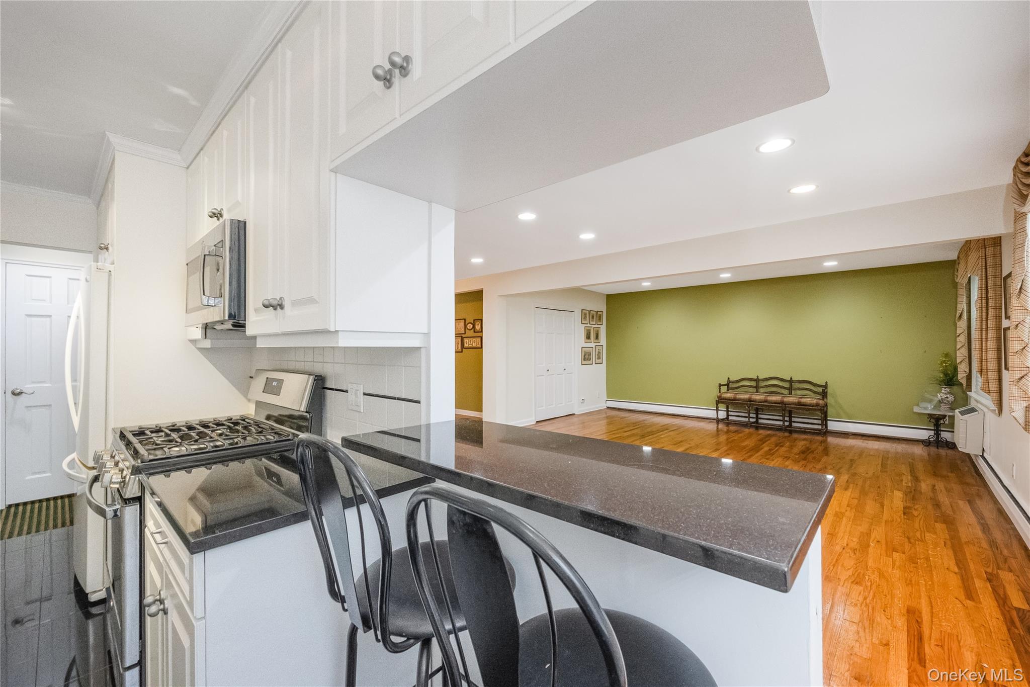 25 Canterbury Road # 3F, Great Neck, NY 11021