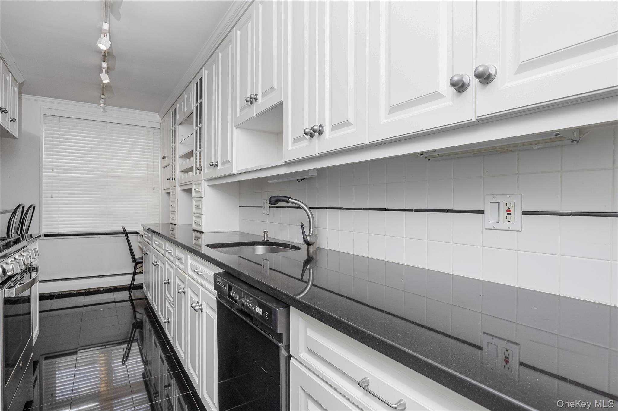 25 Canterbury Road # 3F, Great Neck, NY 11021