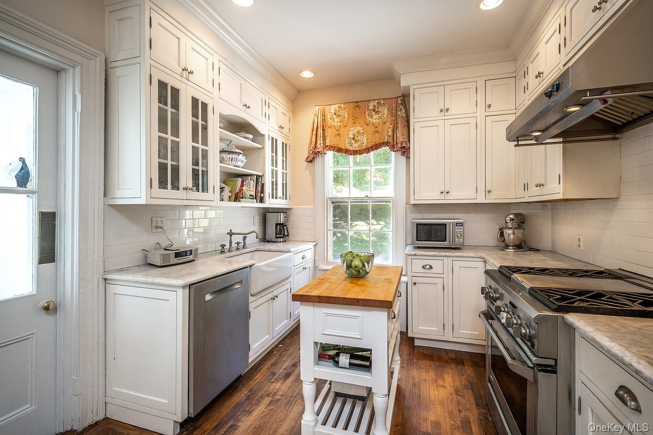 24 Sleepy Hollow Road, Briarcliff Manor, NY 10510