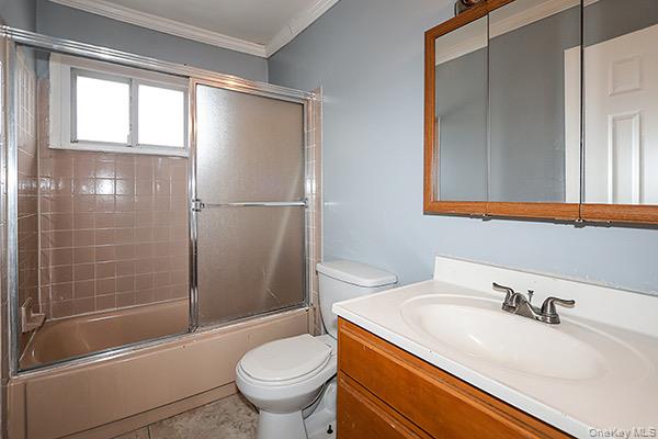 39 Inchcape Road, Bay Shore, NY 11706