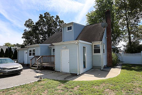 39 Inchcape Road, Bay Shore, NY 11706
