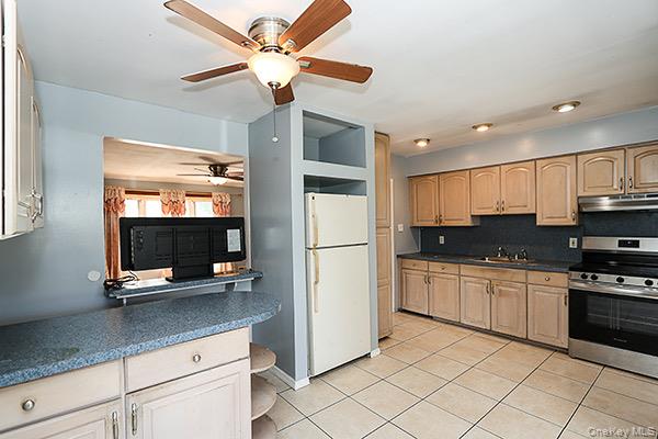 39 Inchcape Road, Bay Shore, NY 11706