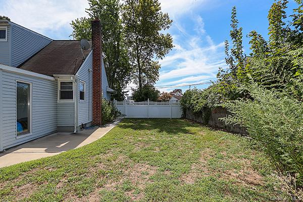 39 Inchcape Road, Bay Shore, NY 11706