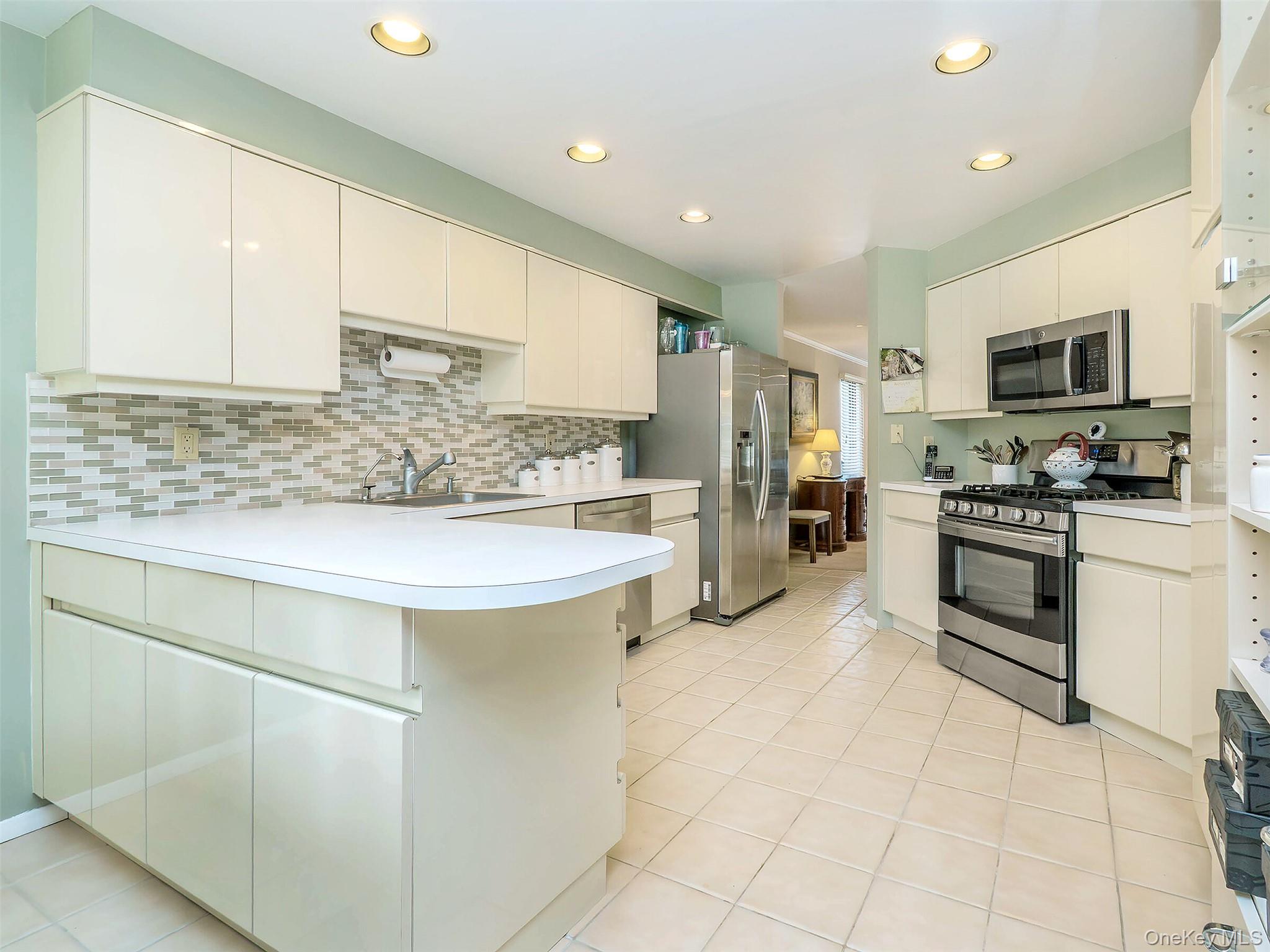 100 The Glen # 100, Glen Head, NY 11545